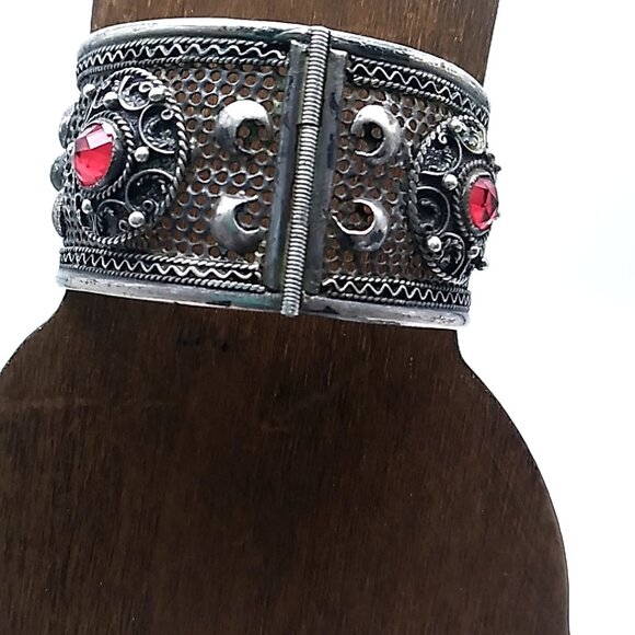 Vintage Silver Wide Filigree Hinged Bangle Bracelet with Red Glass Stones - Picture 15 of 16